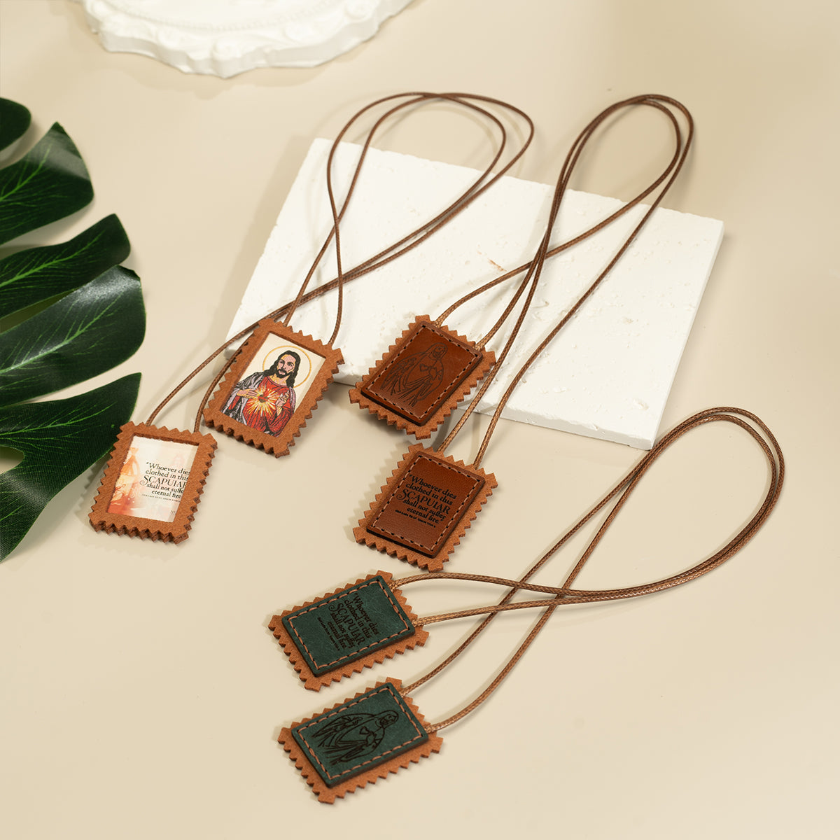 GIVELUCK Leather-covered scapula necklace, rectangular shape - customizable pattern