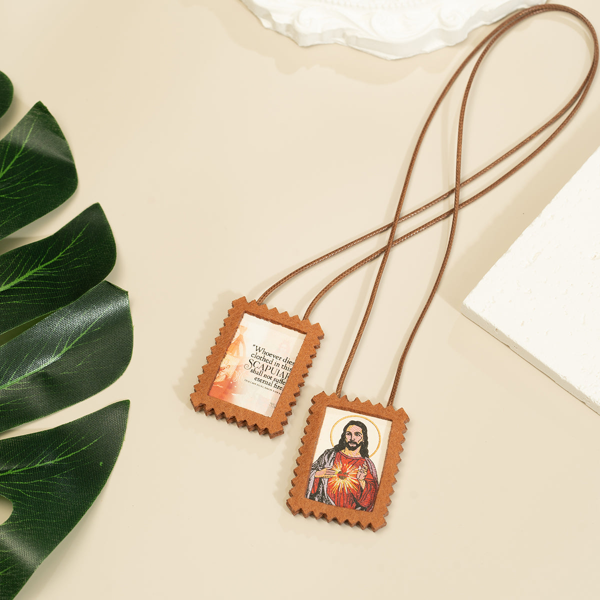 GIVELUCK Leather-covered scapula necklace, rectangular shape - customizable pattern
