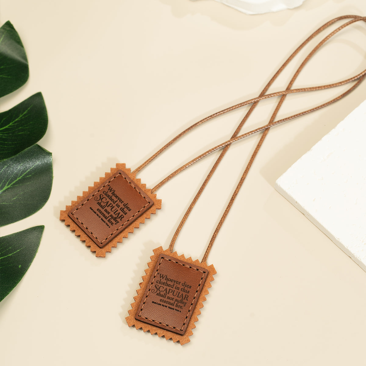 GIVELUCK Leather-covered scapula necklace, rectangular shape - customizable pattern