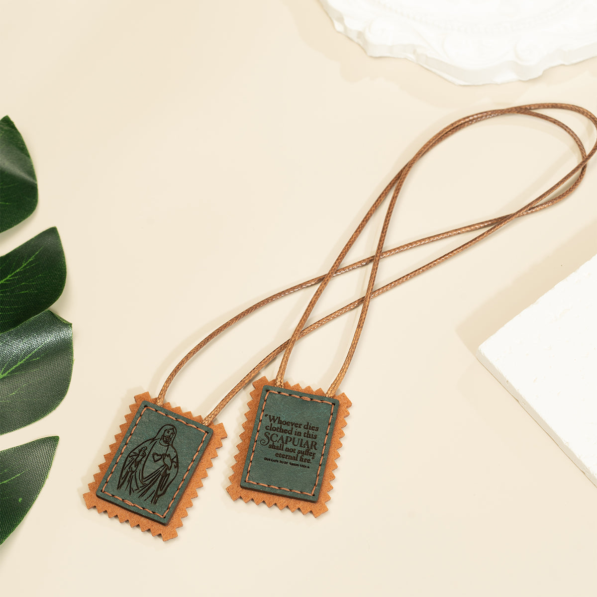 GIVELUCK Leather-covered scapula necklace, rectangular shape - customizable pattern